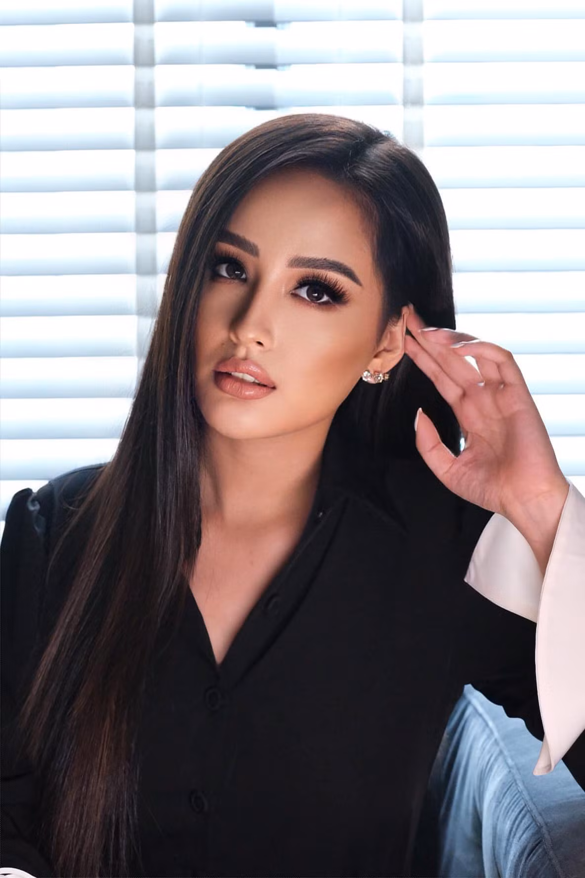 Hoa hậu Mai Phương Thúy sắc sảo khi thay đổi phong cách trang điểm.