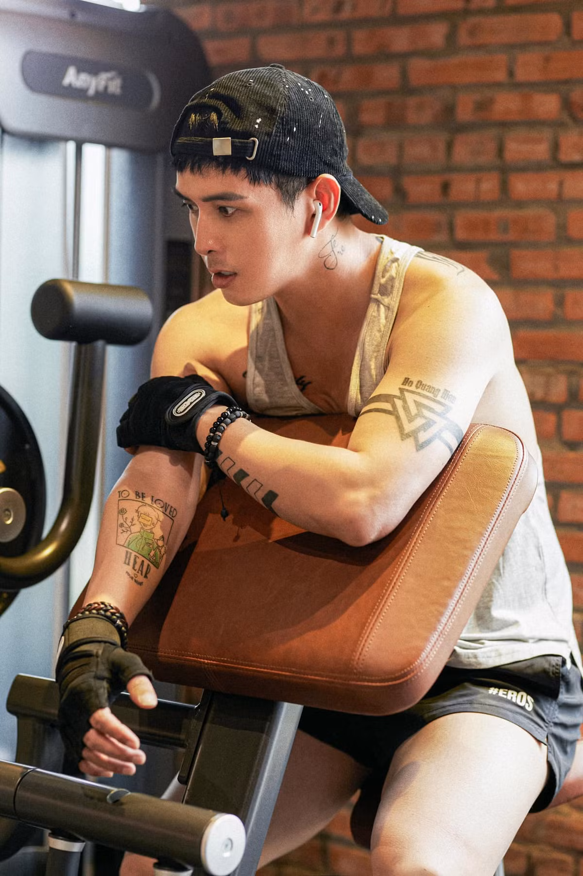 Trở lại phòng tập gym, ca sĩ Hồ Quang Hiếu chăm chỉ tập luyện.