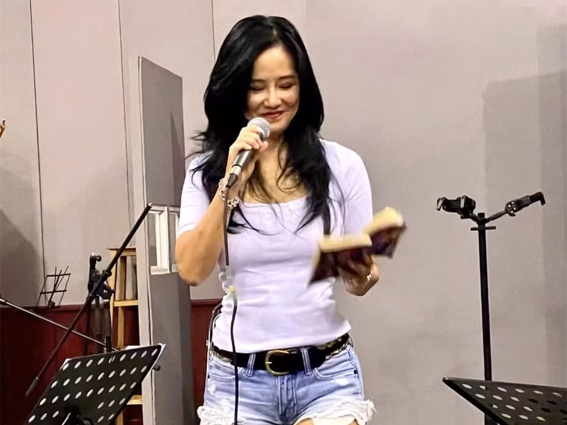 Tuổi 52, nữ diva gây ấn tượng với vòng eo nhỏ nhắn, thần thái rạng rỡ.