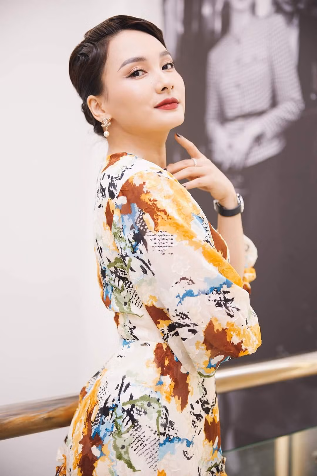 Lý Nhã Kỳ một mình, Việt Anh - Hồng Diễm lên sân thượng hóng gió - Hình 10 Ly Nha Ky mot minh, Viet Anh - Hong Diem len san thuong hong gio-Hinh-10