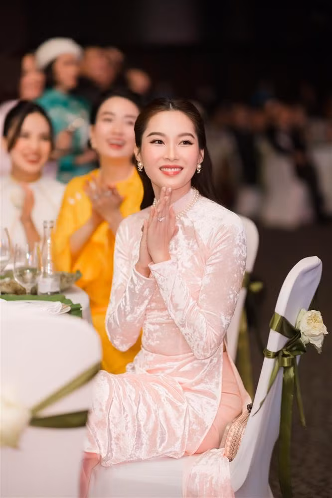 Hoa hậu Việt Nam 2012 Đặng Thu Thảo chăm chú theo dõi diễn biến đám cưới, liên tục có tràng pháo tay cho cô dâu - chú rể.