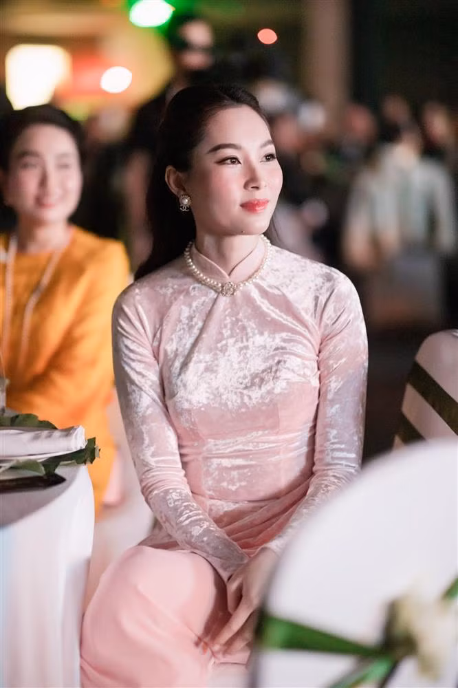 Trong đám cưới, Đặng Thu Thảo được ghi lại một số khoảnh khắc cận cảnh dung nhan.