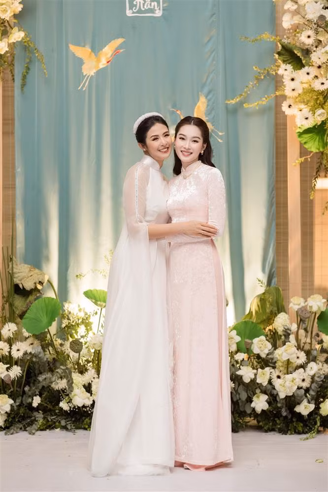 Hoa hậu Việt Nam 2012 nhận được nhiều sự chú ý, bởi lâu lâu mới xuất hiện trước truyền thông và công chúng. Được biết, Ngọc Hân và Đặng Thu Thảo có mối quan hệ thân thiết. Đúng 10 năm trước, Đặng Thu Thảo trở thành Hoa hậu Việt Nam và chính Ngọc Hân trao vương miện cho cô.