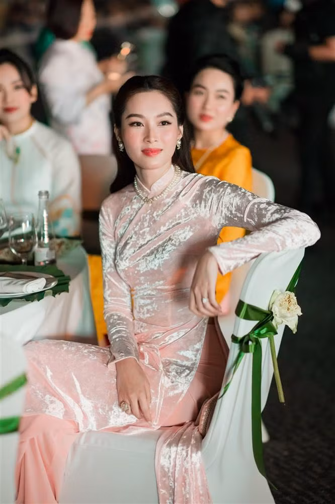 Vóc dáng thon gọn, vòng eo bé xíu, phẳng lỳ của Đặng Thu Thảo khi ở tuổi 31 và đã qua 2 lần sinh nở.
