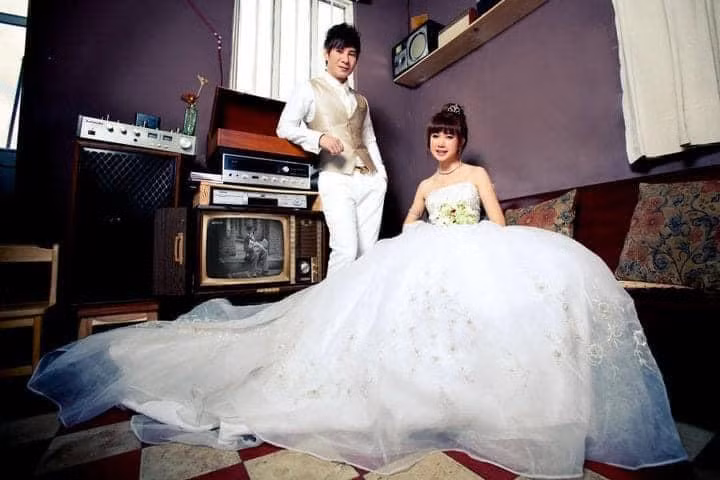 Trải qua một quãng thời gian dài quen và yêu nhau, Lý Hải và Minh Hà đã gặp không ít áp lực khi bị dư luận soi do độ tuổi của hai người chêch lệch nhau khá nhiều.