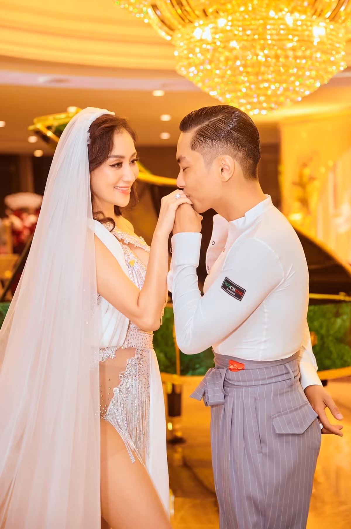 Lời cầu hôn của Phan Hiển khiến Khánh Thi liên tục rơi nước mắt: "Mười ba năm bên nhau không quá dài cũng không quá ngắn nhưng đủ cho chúng ta hiểu nhau. Khi đến bên anh, em đã chịu rất nhiều thiệt thòi, áp lực từ hai bên gia đình và lời ra tiếng vào định kiến xã hội. Có những giây phút, chúng ta tưởng chừng phải đặt dấu chấm nhưng sau cùng, định mệnh vẫn đưa chúng ta về bên nhau...".