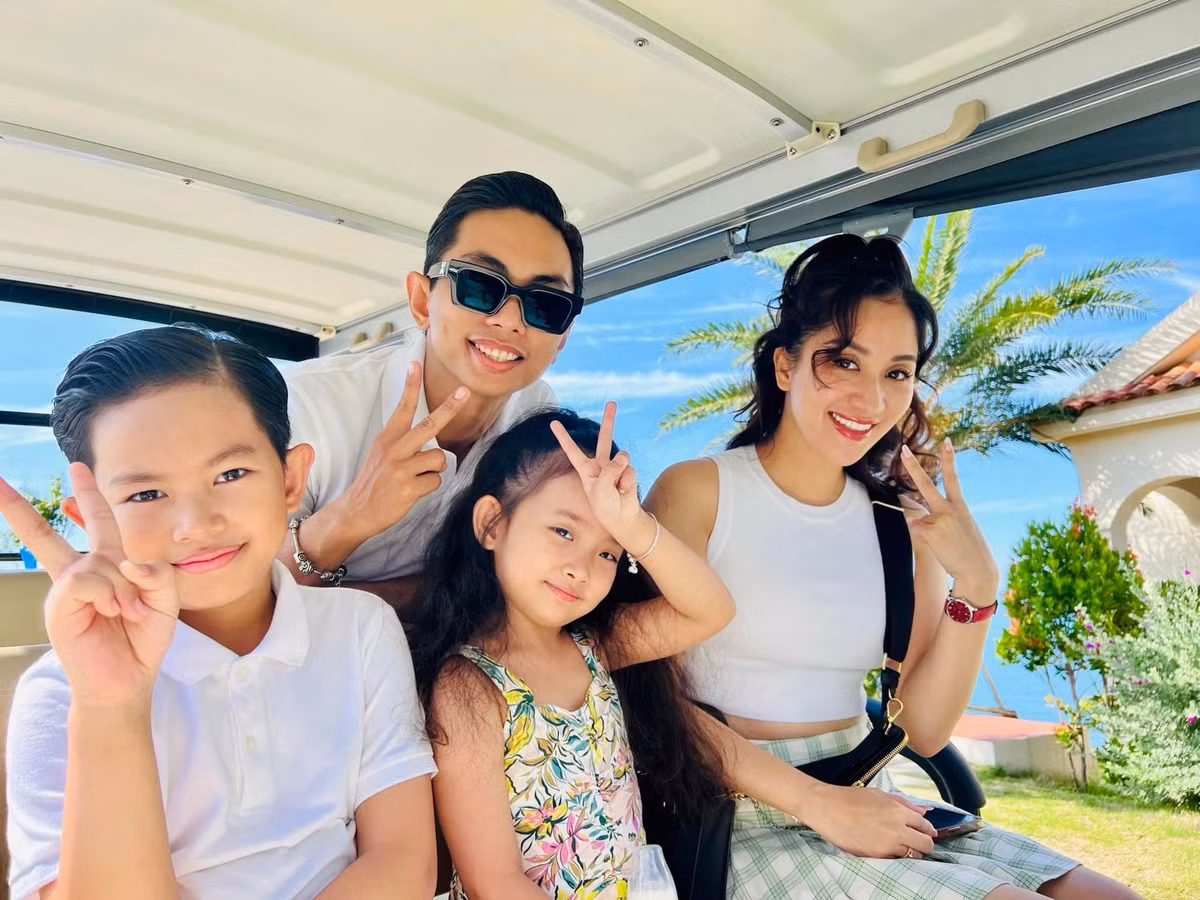 Gia đình Khánh Thi và Phan Hiển viên mãn, hạnh phúc sau nhiều sóng gió.