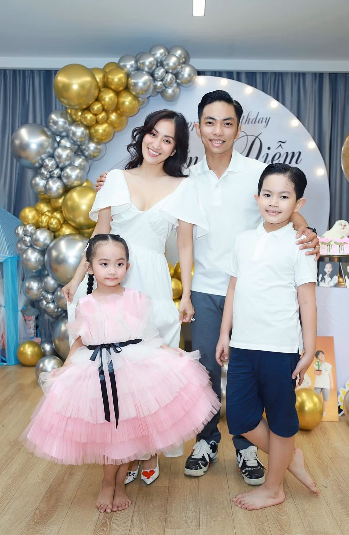 Phan Hiển cho biết đám cưới của anh và Khánh Thi dự kiến diễn ra vào 22/12. Nhân dịp kỷ niệm 13 năm bên nhau, ông xã Khánh Thi nói lời yêu thương với vợ: "Kỷ niệm 13 năm chúng ta bên nhau, luôn dành cho em những điều tốt nhất mà anh có thể". 