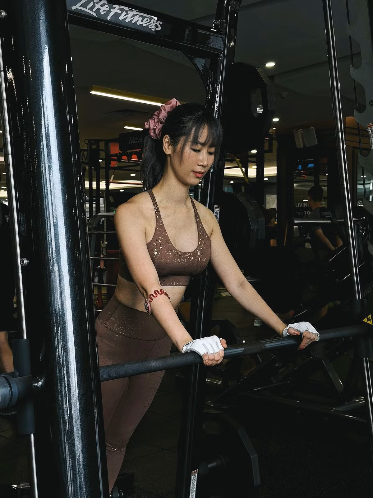 Sao Việt ngày 22/11: Hoa hậu Dương Thùy Linh khoe thân hình săn chắc, gợi cảm với trang phục thể thao. Người đẹp thể hiện quyết tâm tập luyện, cải thiện vóc dáng.