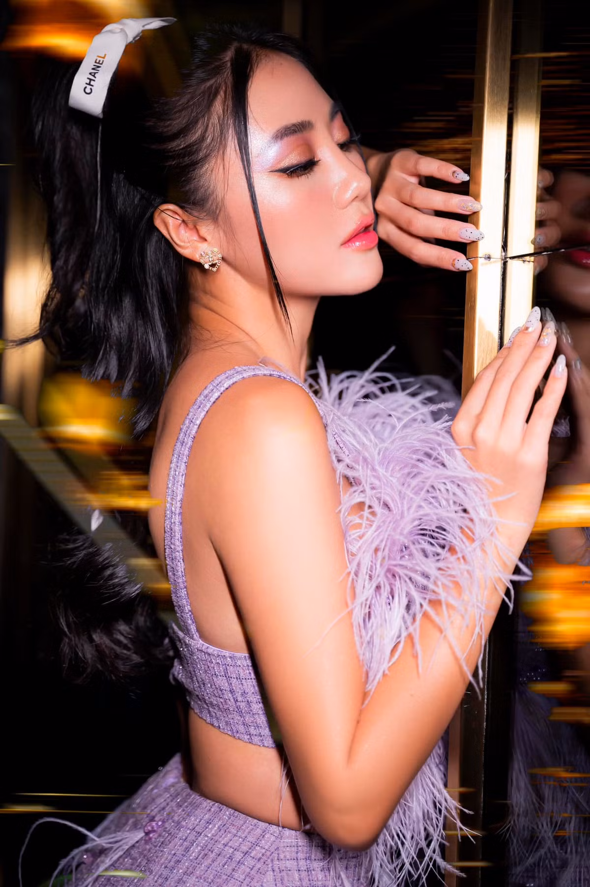 Ca sĩ Văn Mai Hương khoe eo hững hờ.