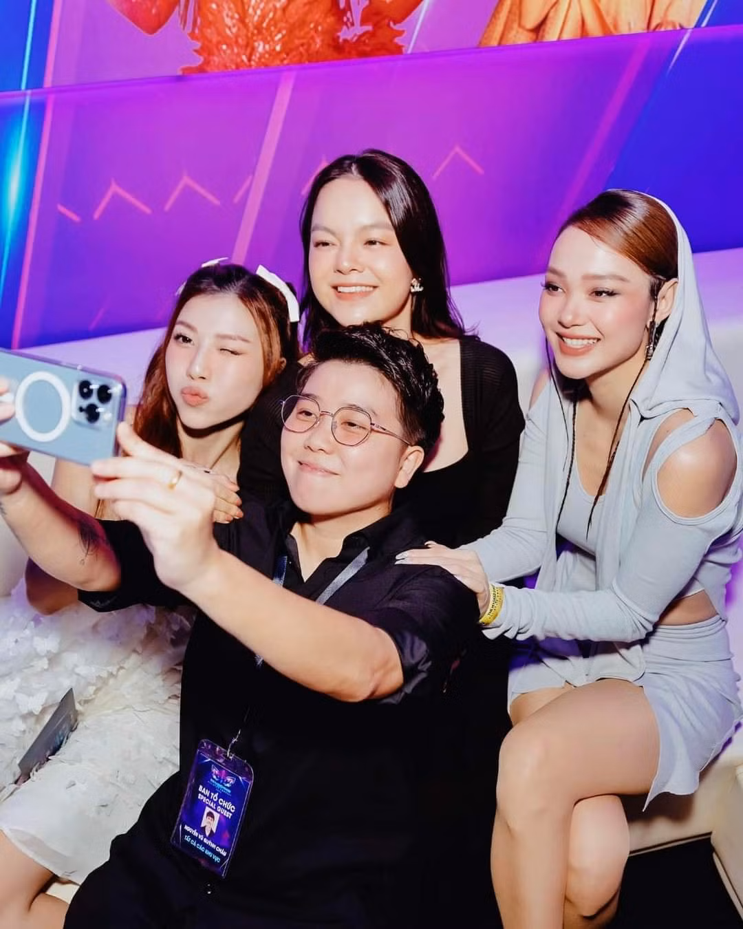 Ca sĩ Minh Hằng thân thiết Phạm Quỳnh Anh và Trang Pháp trong hậu trường một show diễn.