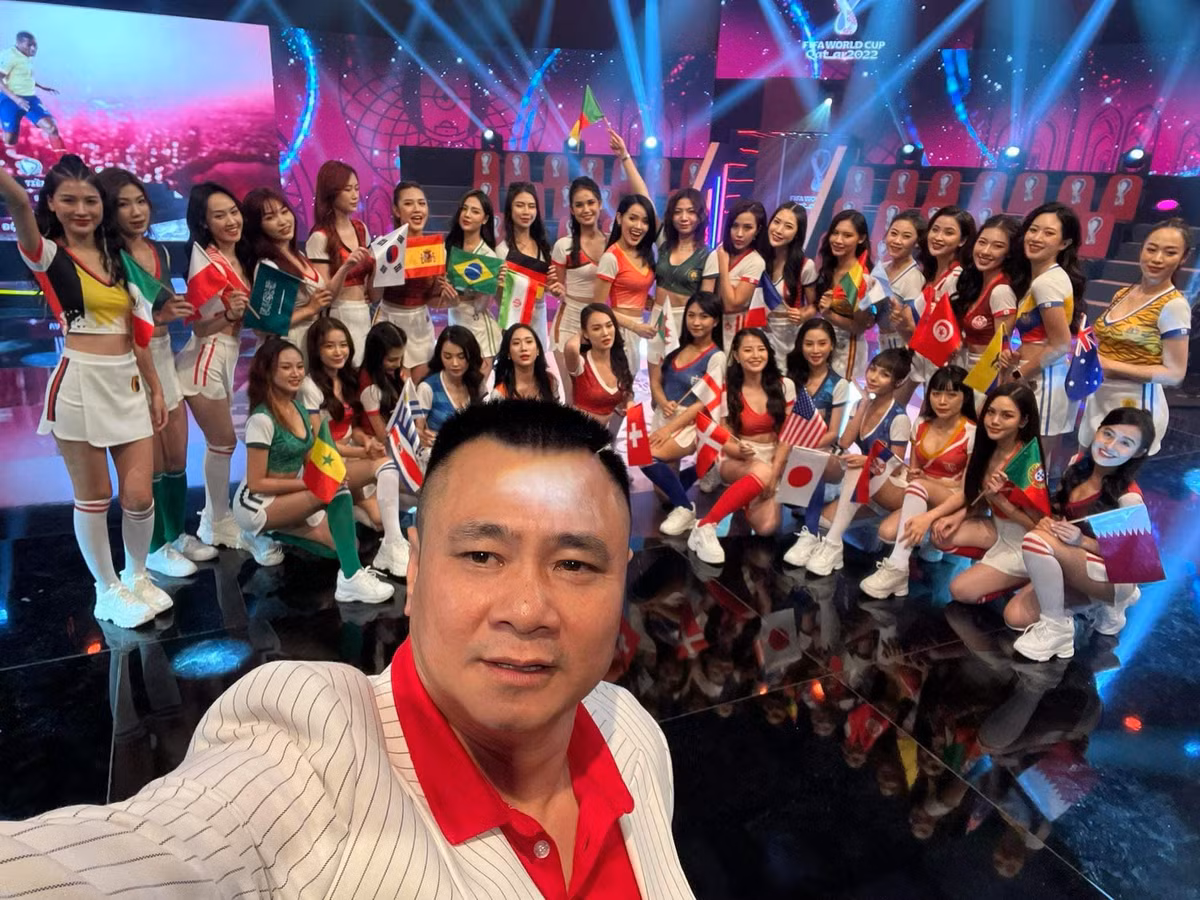  Tự Long chụp ảnh bên các hotgirl 'nóng cùng World Cup' và viết: ''Chọn một đội đồng hành cùng vô địch nhé cả nhà!''.