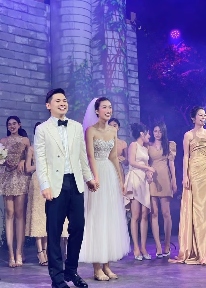 Chiếc váy thứ tư mà Hoa hậu Đỗ Mỹ Linh mặc trong phần "nhảy dolce" cùng Đỗ Vinh Quang, bố mẹ chồng và bạn bè là bộ đầm dài trên mắt cá có phần thân dáng corset và phần dưới ren phồng vừa đủ.