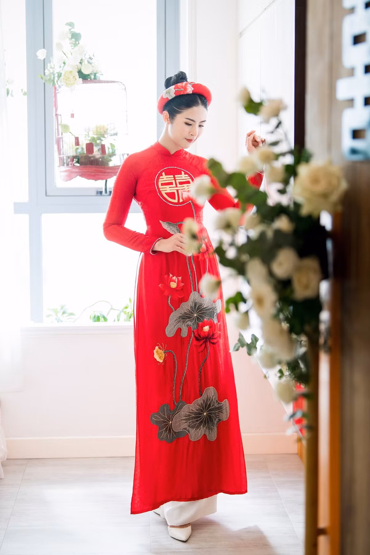 Trong lễ rước dâu, Ngọc Hân và chồng mặc áo dài đỏ thay vì áo dài trắng. Tất cả trang phục đều do Ngọc Hân tự tay thiết kế.