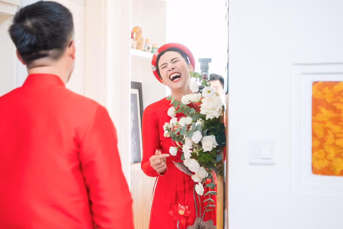 Khoảng hơn 12h thì thủ tục đón dâu hoàn tất, cả hai lên xe cổ về nhà riêng của 2 vợ chồng. Tiệc cưới chính thức của vợ chồng Ngọc Hân là ngày 10/12 tại trung tâm tiệc cưới lớn ở Hà Nội.