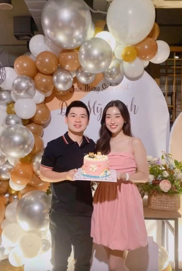 Đến mừng tuổi mới người yêu, Đỗ Vinh Quang diện áo thun đơn giản. Sự xuất hiện của vị thiếu gia nhà Bầu Hiển gây xôn xao. Đây là ảnh hiếm hoi ghi lại khoảnh khắc thiếu gia Đỗ Vinh Quang bí mật tổ chức sinh nhật cho bạn gái của mình.
