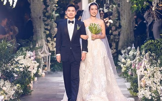 Sau thời gian dài hẹn hò kín tiếng thì ngày 23/10, Đỗ Mỹ Linh và con trai nhà bầu Hiển - Đỗ Vinh Quang đã tiến tới hôn nhân, chính thức về chung một nhà. Ngày trọng đại của cả hai được tổ chức rình rang tại Hà Nội với sự tham dự của gia đình, bạn bè thân thiết.