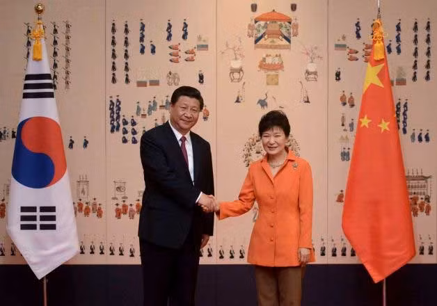 Chủ tịch Tập Cận Bình bắt tay với Tổng thống Park Geun-hye trong buổi họp báo chung ngày 3/7 ở Seoul.
