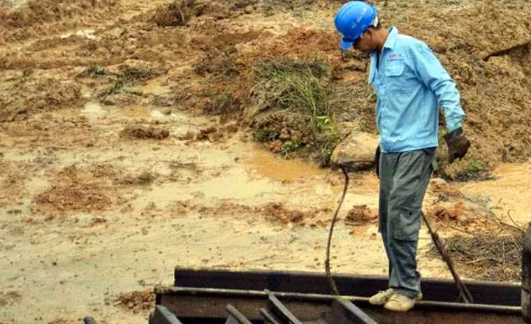 Các công nhân khẩn trương khắc phục sự cố.