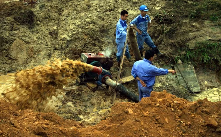 Máy bơm hoạt động hết công suất.