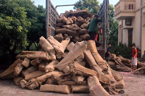 Gỗ được bọc rất kín bằng bao tải.