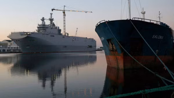 Tàu đổ bộ trực thăng lớp Mistral (tàu trắng).