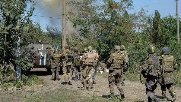 Các binh sĩ Ukraine trong một cuộc giao tranh với phe ly khai ở Ilovaysk.