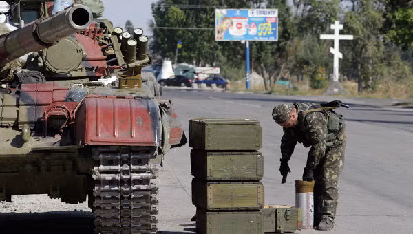 Xe tăng Quân đội Ukraine dừng ở một trạm kiểm soát ở Mariupol ngày 5/9.