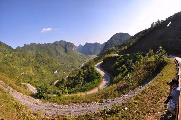 1. Cao nguyên đá Đồng Văn. Cao nguyên đá đồng văn trải rộng trên 4 huyện thuộc tỉnh Hà Giang là Quản Bạ, Yên Minh, Đồng Văn và Mèo Vạc, được công nhận là công viên địa chất toàn cầu của UNESCO.