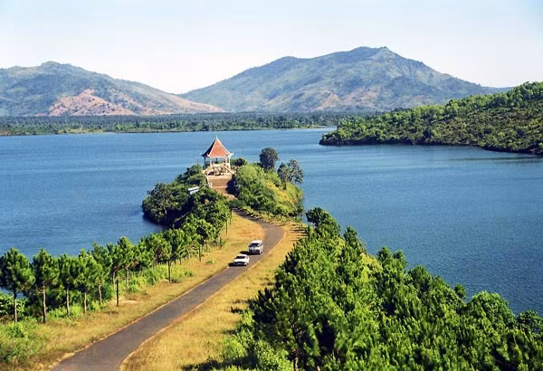 5. Cao nguyên Pleiku. Cao nguyên Pleiku nằm ở Tây Nguyên, chủ yếu trên diện tích tỉnh Gia Lai, với độ cao trung bình 800 mét, là điểm du lịch quen thuộc của nhiều bạn trẻ Việt. Điểm tham quan nổi tiếng nhất ở Pleiku là Biển Hồ T’Nưng, cách trung tâm thành phố khoảng 7 km. Đây chính là một miệng núi lửa đã ngừng hoạt động, sắc màu trong xanh, hai bên bờ có hàng thông tuyệt đẹp.