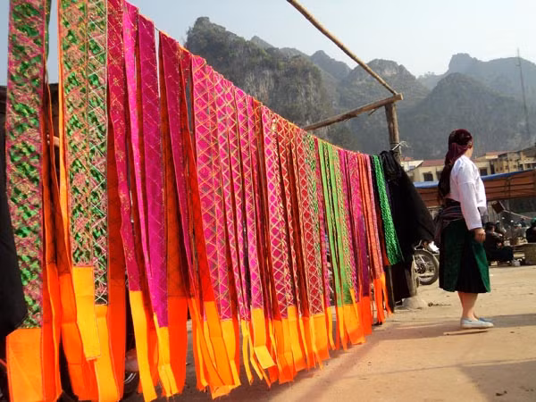 Cao nguyên có nhiều khu vực núi đá vôi trùng điệp, hiểm trở, với vô vàn mẫu hóa thạch có tuổi đời từ 400 – 600 triệu năm, rất có ích trong nghiên cứu khảo cổ. Không chỉ sở hữu cảnh quan núi non xanh mướt mắt vô cùng ấn tượng, nơi đây còn nổi tiếng với bản sắc văn hóa độc đáo của 17 dân tộc thiểu số sinh sống tại đây.