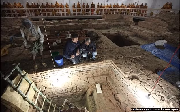 Các nhà khảo cổ tiến hành khai quật chùa Maya Devi. Nguồn: National Geographic.