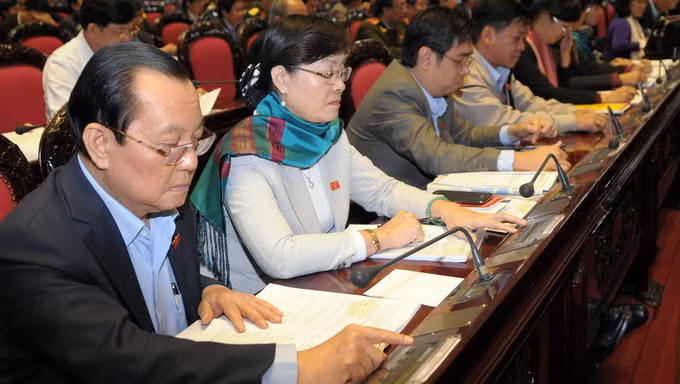 Các đại biểu Quốc hội bấm nút biểu thông qua Hiến pháp sửa đổi sáng 28/11. Ảnh: Việt Dũng.