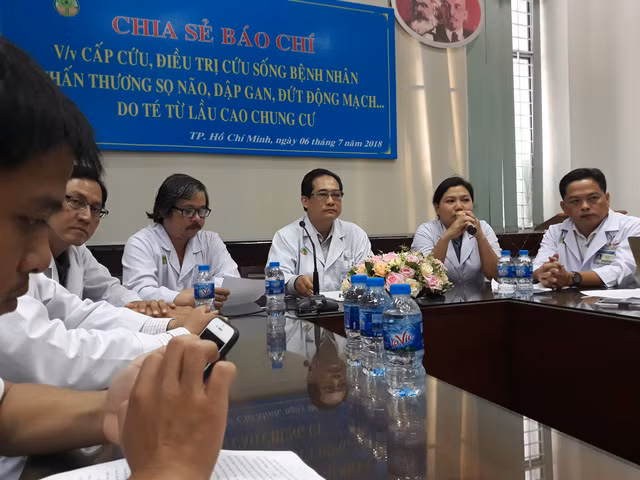 Cứu sống bé gái rơi từ tầng 7 chung cư Cuu song be gai roi tu tang 7 chung cu