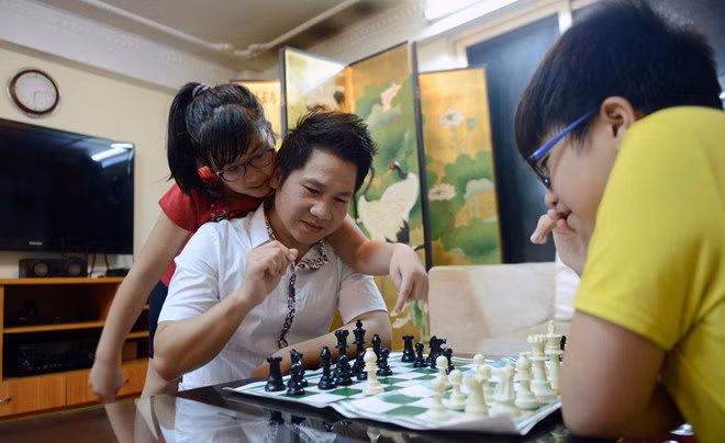 Thời gian rảnh rỗi anh thường cùng các con chơi cờ Thời gian rảnh rỗi anh thường cùng các con chơi cờ