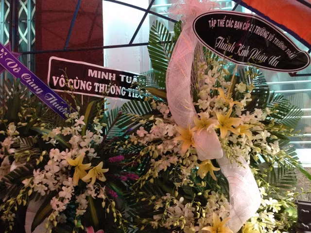 Rất nhiều vòng hoa thương tiếc Tuấn Anh, trong đó có cả những bạn bè thuở Wanbi còn là học sinh cấp 2