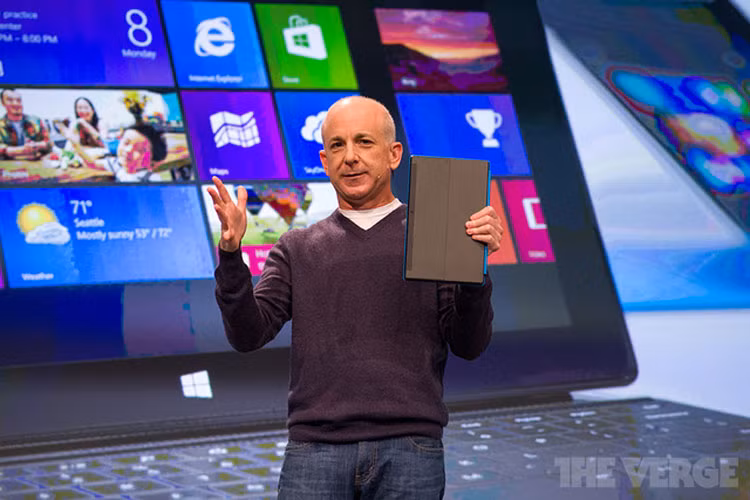 Microsoft trả Sinofsky 14 triệu USD để ông này không làm việc cho các hãng đối thủ. Steven Sinofsky từng là người đứng đầu nhóm phát triển Windows và Surface nên Microsoft hẳn có lý do để lo lắng trước khả năng cựu nhân viên của mình đầu quân cho các hãng như Google, Apple, Facebook… Thỏa thuận này sẽ có hiệu lực đến ngày 31/12/2013.
