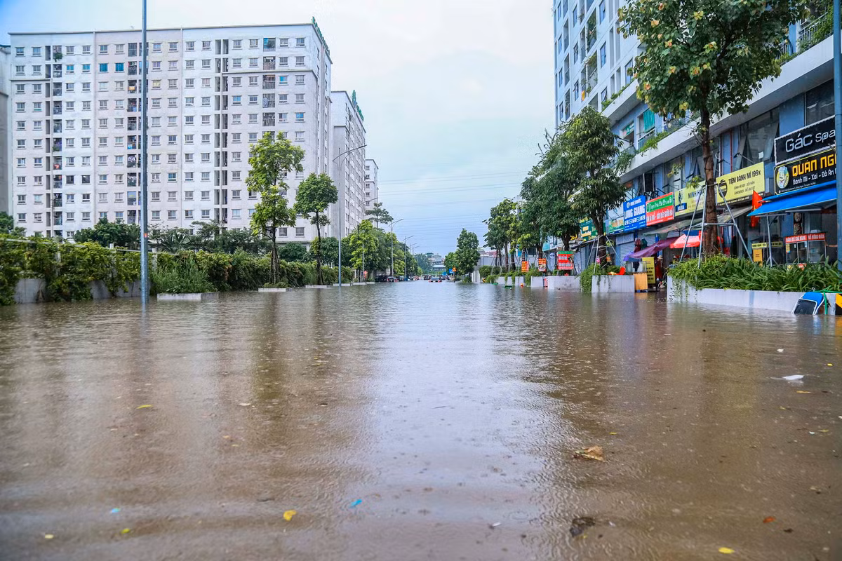Tuyến đường ngập mênh mông sau trận mưa lớn.