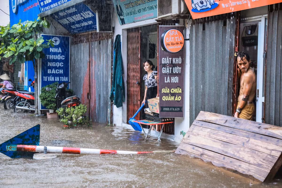 Nhiều nhà dân dùng các tấm gỗ lớn để chắn sóng do các phương tiện tạo ra tràn vào trong nhà.