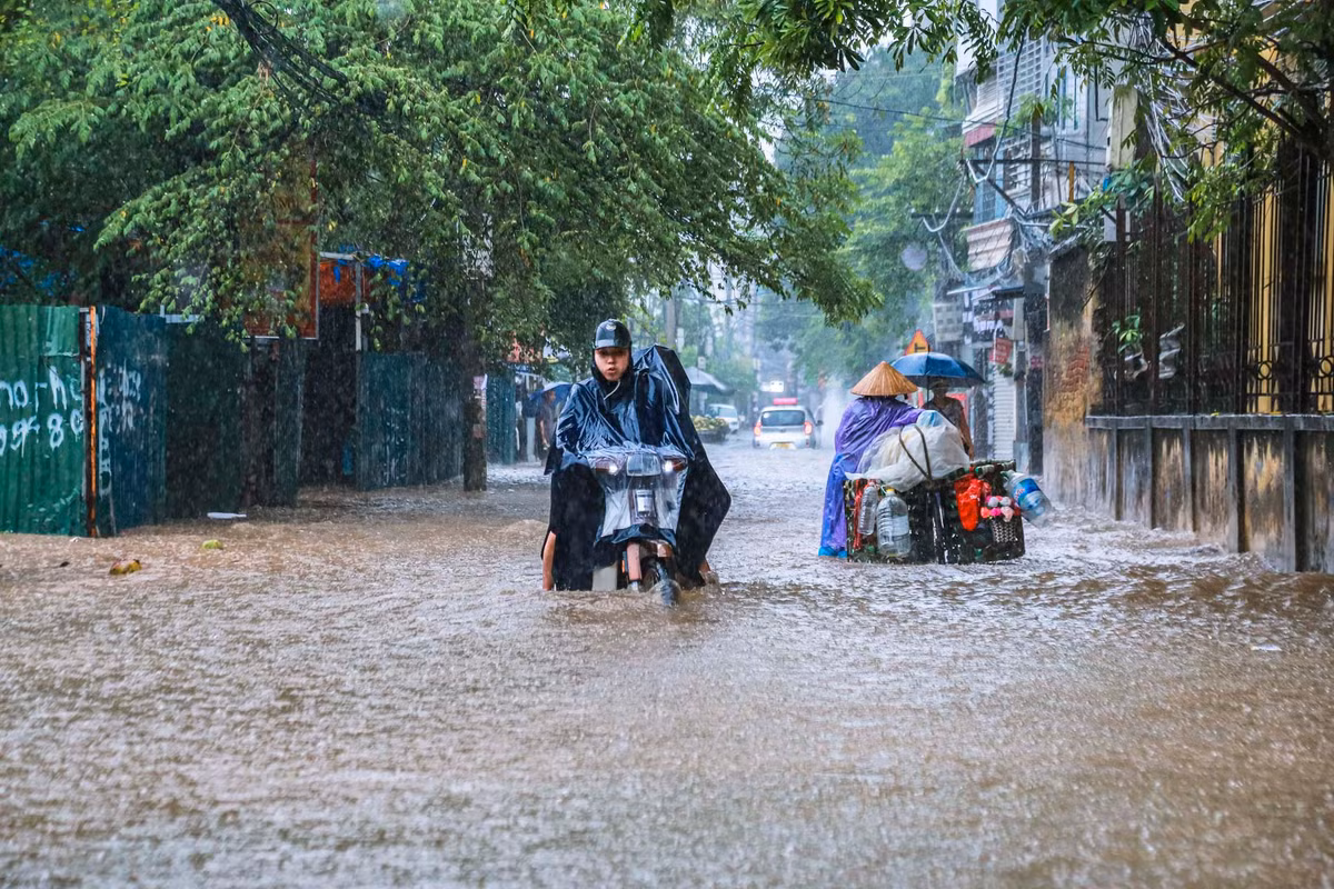 Nhiều khu vực mực nước ngập quá nửa bánh xe máy.