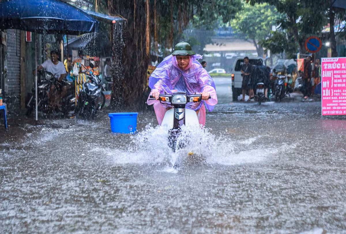 Nhiều người "liều mình" điều khiển xe phóng qua những điểm ngập sâu.