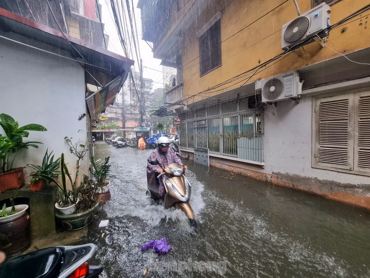 Tại khu tập thể nhà máy in tiền Quốc gia, tuy đã mặt sân và đường đã được cải tạo, nhưng do cống thoát nước chậm nên xảy ra tình trạng đọng nước.