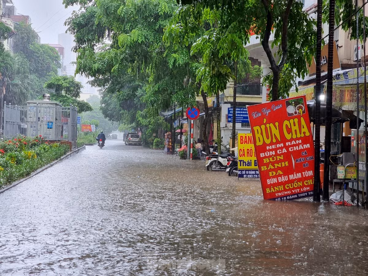 Cơn mưa lớn kéo dài trong sáng 20/8 khiến đường Đặng Thùy Trâm (quận Cầu Giấy) ngập khoảng 25cm.