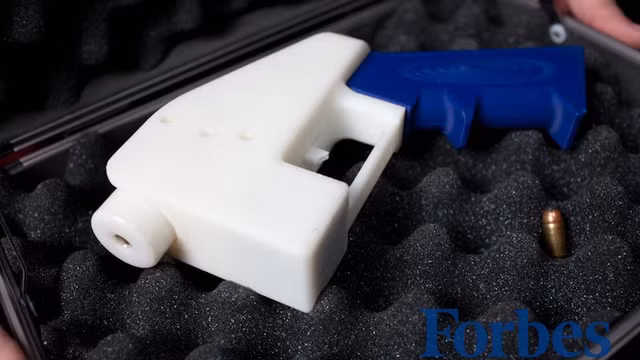 Một trong những khẩu súng đầu tiên được sản xuất bằng máy in 3D tại Mỹ với chất liệu nhựa và độ ổn định không cao.