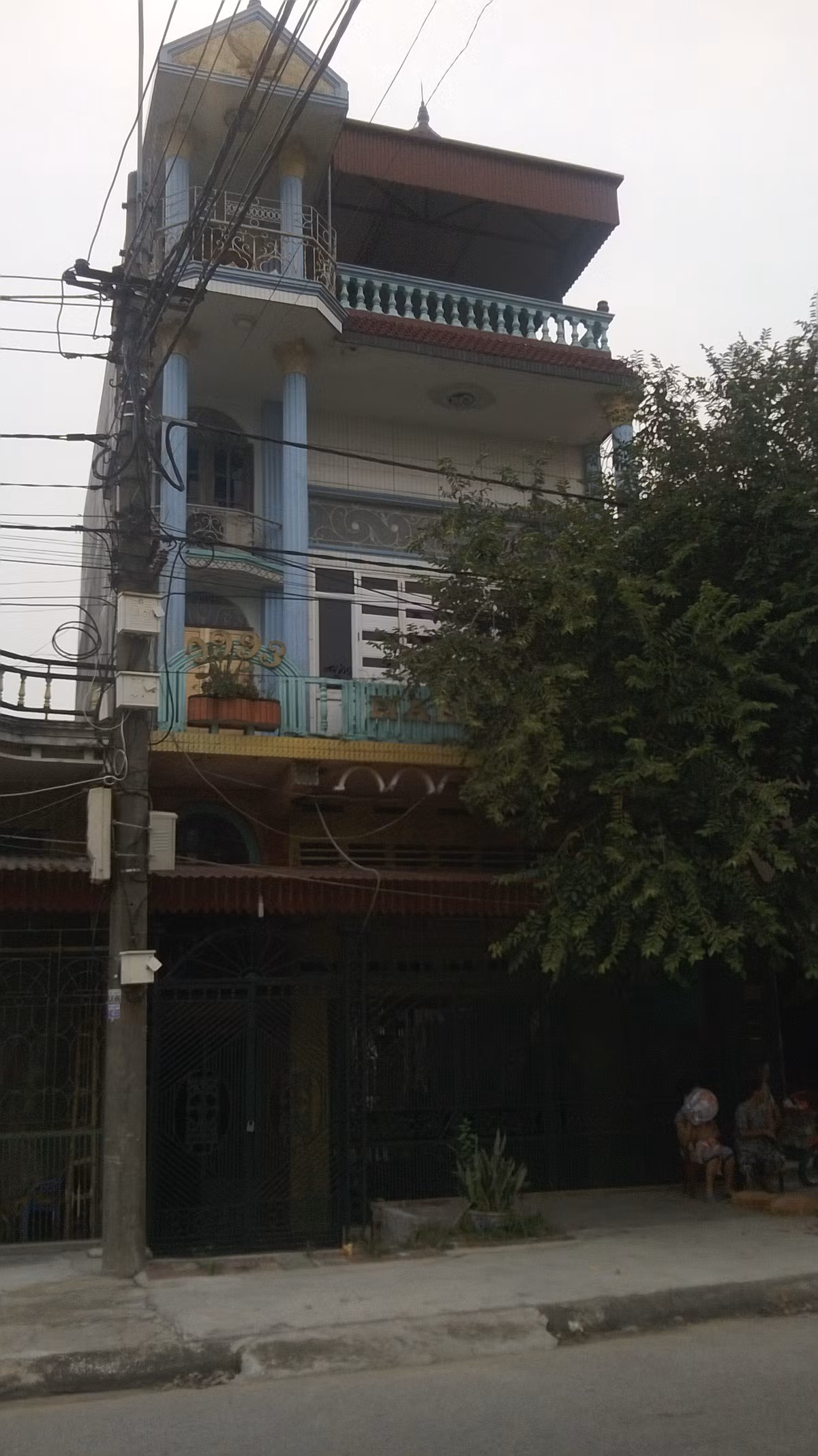 Nhà bà Lê Thị Thúy luôn trong cảnh cửa đóng then cài.