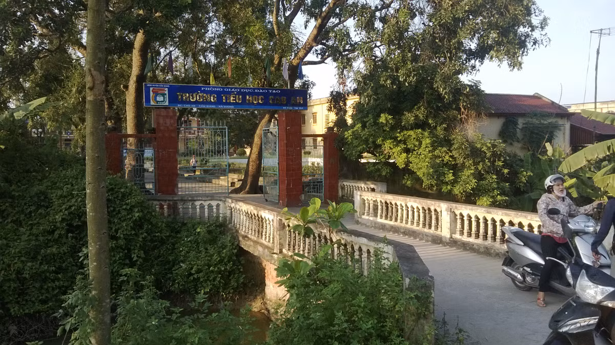 Cổng trường Tiểu học Cao An nơi xảy ra vụ án mạng.