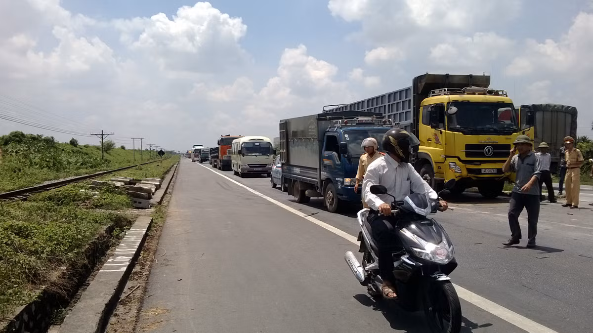 Vụ tai nạn khiến đoạn đường tắc nghẽn.