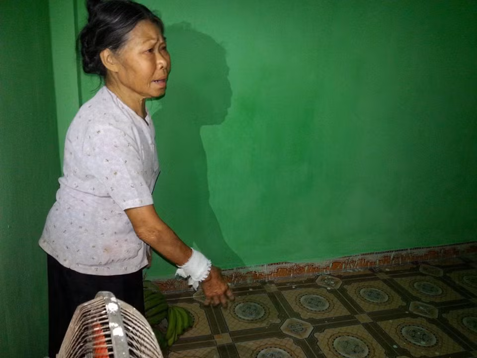 Bà Mùi diễn tả lại hành động con đâm chồng mình.