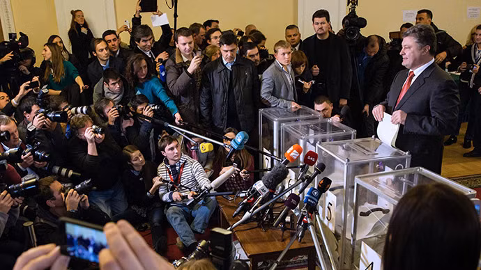 Tổng thống Ukraine Petro Poroshenko đi bỏ phiếu ở một điểm bầu tại thủ đô Kiev ngày 26/10.