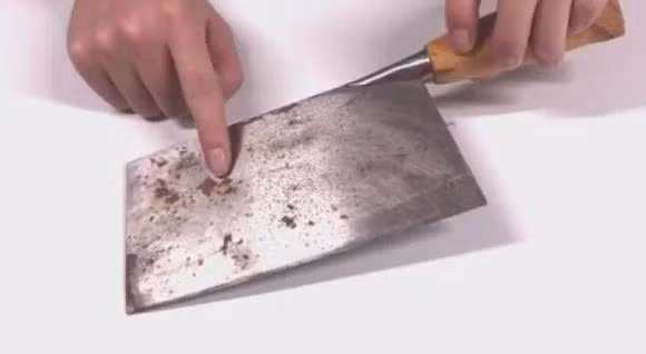 Dao bị cùn, thử chà theo cách này đảm bảo bóng loáng Dao bi cun, thu cha theo cach nay dam bao bong loang